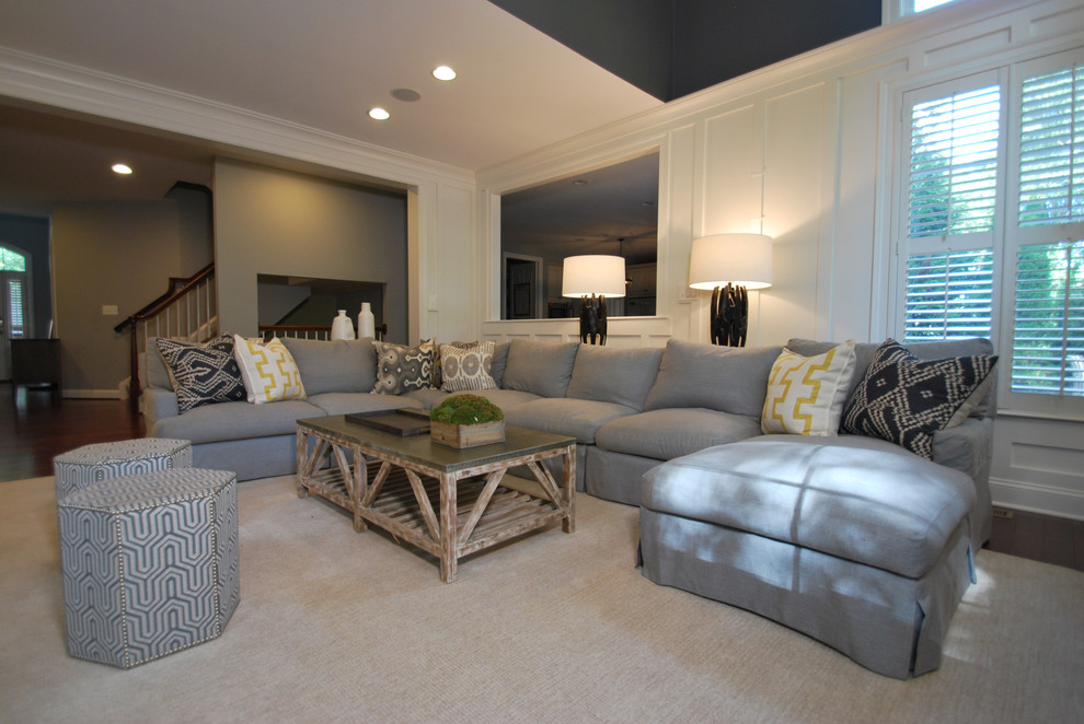 Esempio di un soggiorno country di medie dimensioni e aperto con pareti bianche, pavimento in legno massello medio e pavimento marrone