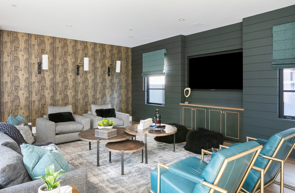 Modernes Wohnzimmer mit grüner Wandfarbe, braunem Holzboden, TV-Wand und braunem Boden in Orange County