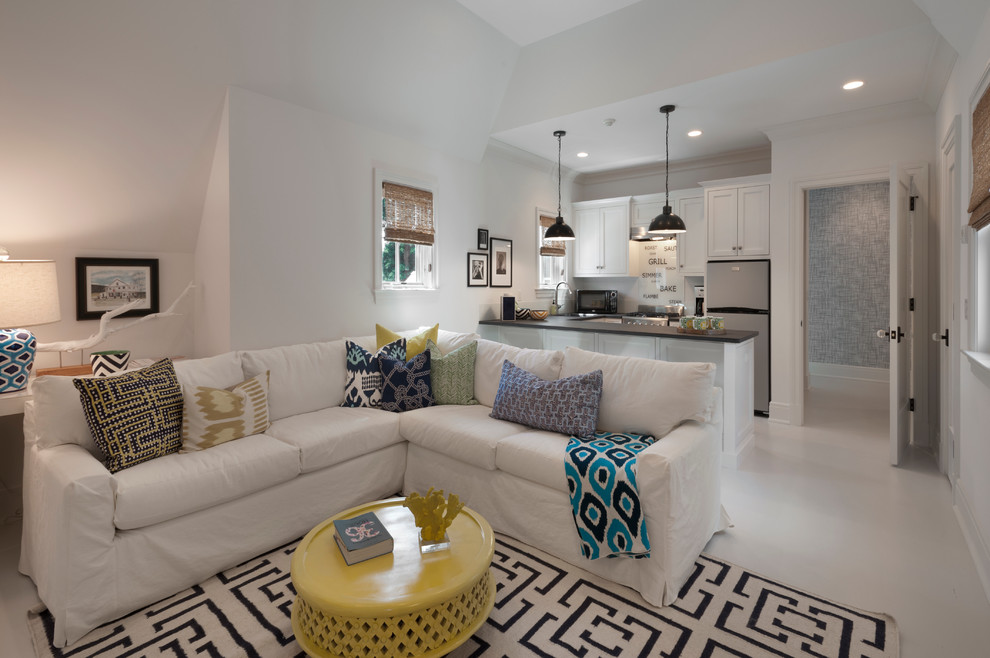 Immagine di un soggiorno minimalista di medie dimensioni con pareti bianche, TV a parete e pavimento in legno verniciato