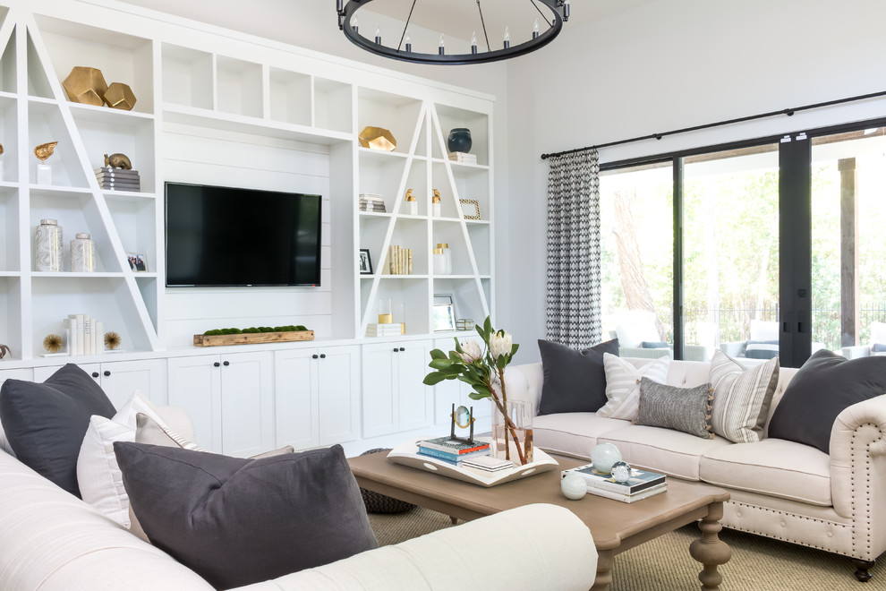Landhausstil Wohnzimmer ohne Kamin mit grauer Wandfarbe und Multimediawand in Austin