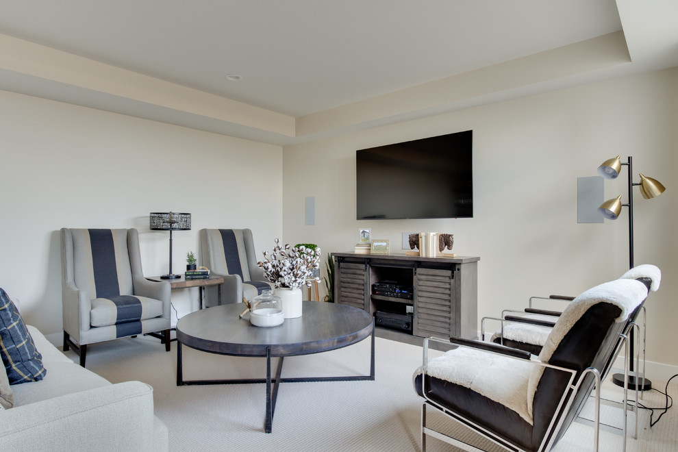 Ejemplo de sala de estar abierta de estilo de casa de campo sin chimenea con paredes beige, moqueta, televisor colgado en la pared y suelo beige