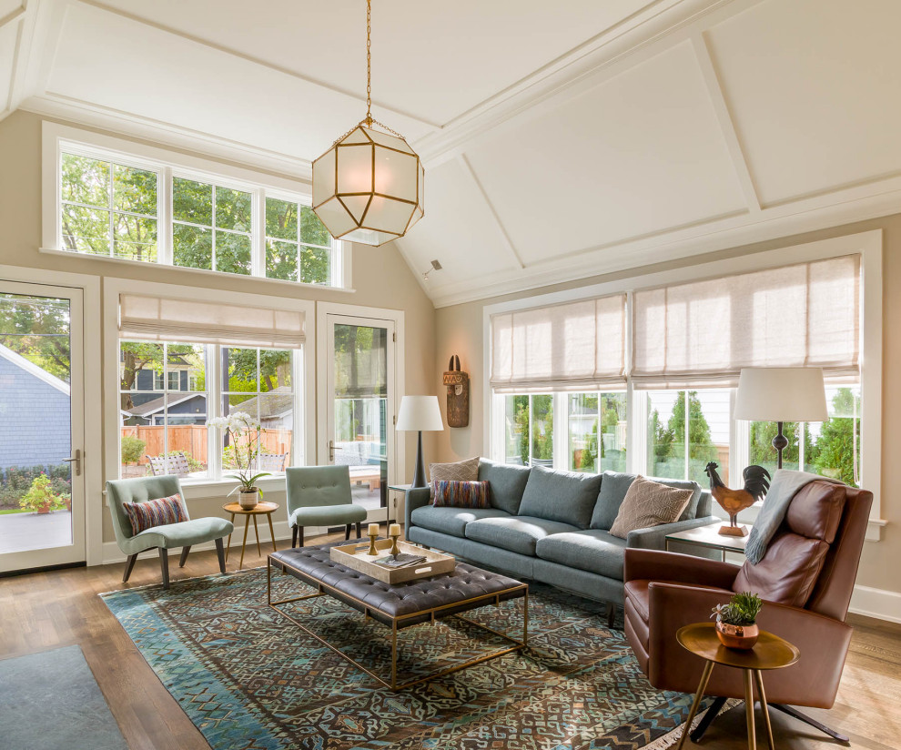 Idée de décoration pour une salle de séjour champêtre ouverte avec un mur beige, un sol en bois brun, un sol marron et un plafond voûté.