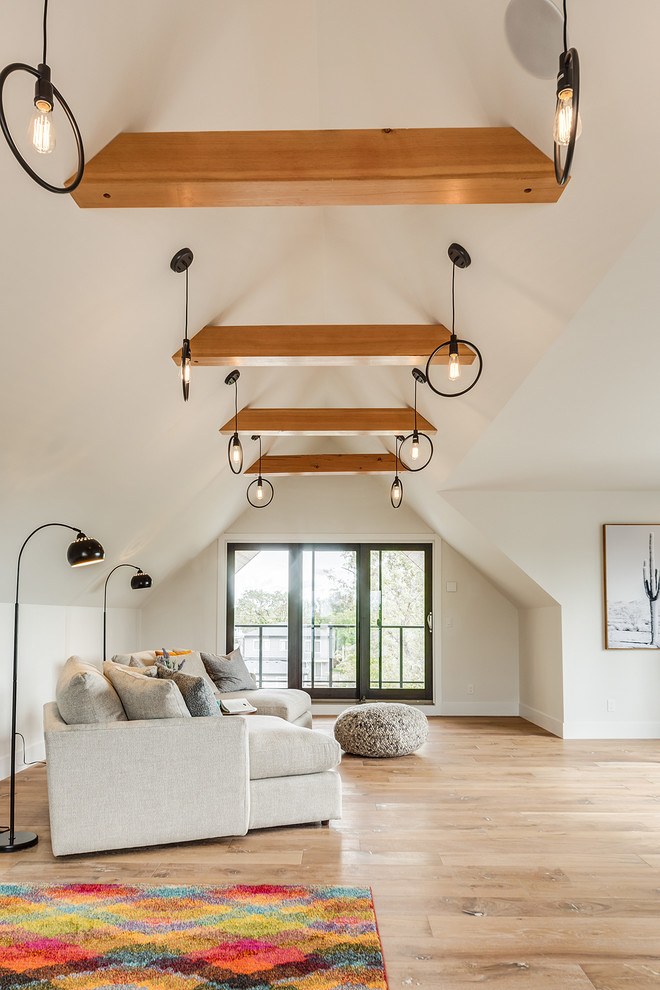 Esempio di un grande soggiorno country stile loft con pareti bianche, parquet chiaro, pavimento beige e tappeto