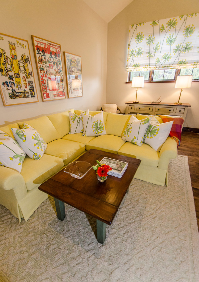 Mittelgroßer, Abgetrennter Landhausstil Hobbyraum mit beiger Wandfarbe, braunem Holzboden und TV-Wand in Denver