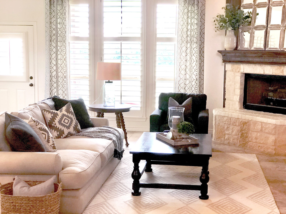 Ejemplo de sala de estar abierta de estilo de casa de campo grande con paredes beige, suelo de travertino, chimenea de esquina, pared multimedia y suelo beige