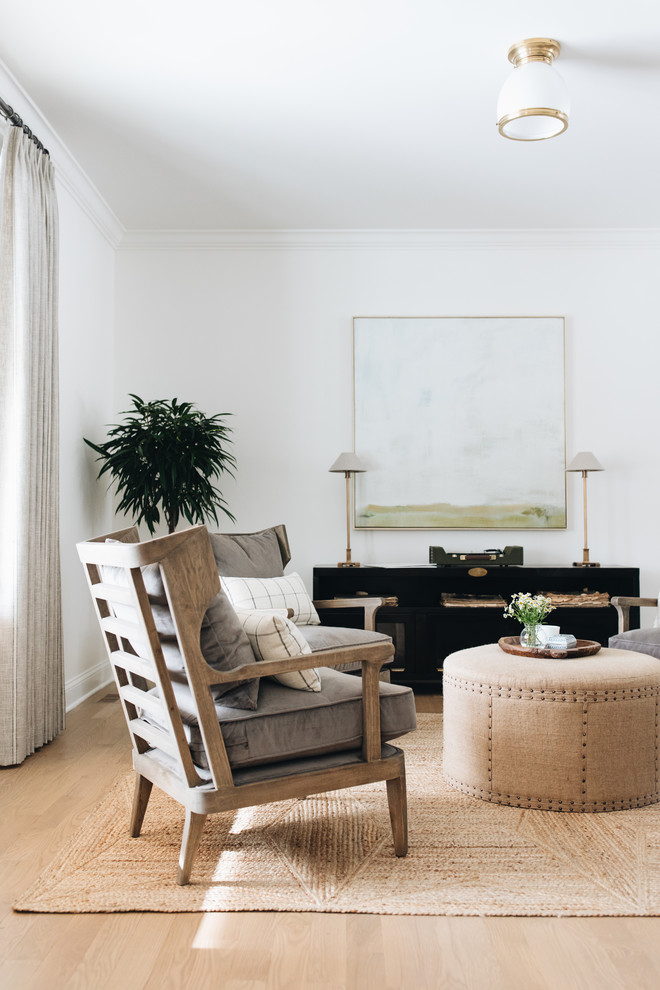 Diseño de sala de estar con rincón musical abierta tradicional renovada de tamaño medio con paredes blancas, suelo de madera clara y suelo marrón