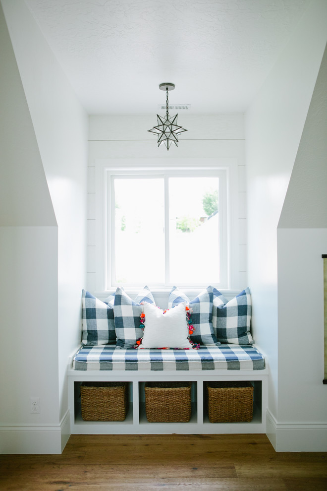 Esempio di un soggiorno country con pareti bianche e pavimento in legno massello medio
