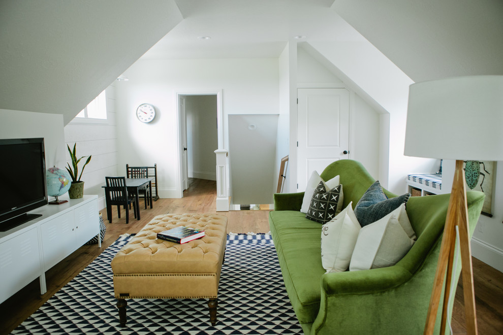 Стильный дизайн: гостиная комната в стиле неоклассика (современная классика) с белыми стенами и паркетным полом среднего тона - последний тренд