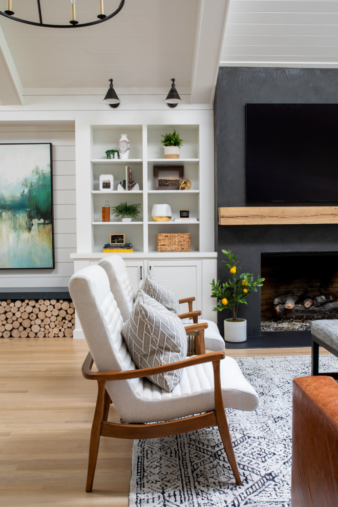 Großes, Offenes Landhausstil Wohnzimmer mit Hausbar, weißer Wandfarbe, hellem Holzboden, Kamin und TV-Wand in Sacramento