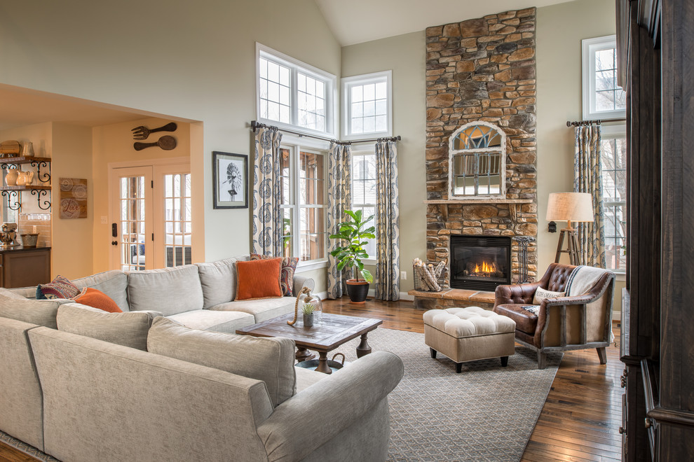 Inspiration pour une grande salle de séjour traditionnelle ouverte avec un mur beige, une cheminée standard et parquet foncé.