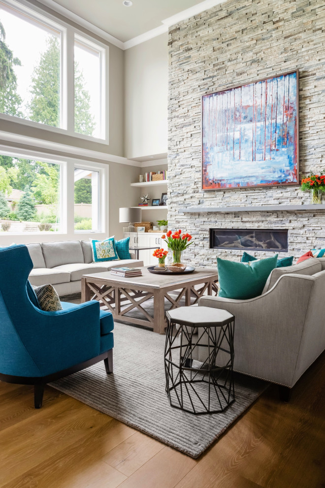 Großes, Fernseherloses, Offenes Klassisches Wohnzimmer mit grauer Wandfarbe, braunem Holzboden, Gaskamin, Kaminumrandung aus gestapelten Steinen und braunem Boden in Seattle