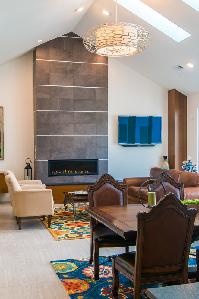 На фото: большая открытая гостиная комната в стиле модернизм с белыми стенами, полом из керамической плитки, горизонтальным камином, фасадом камина из плитки и телевизором на стене