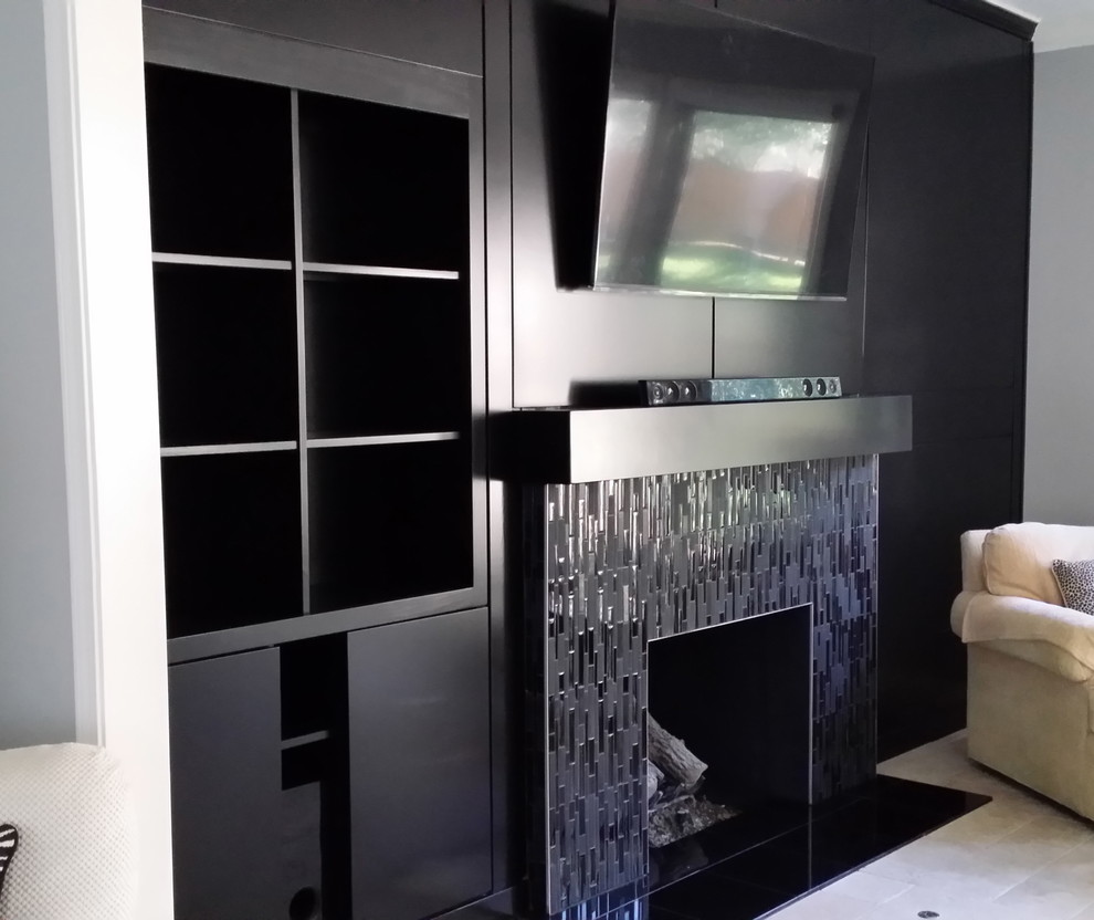 カンザスシティにある広いモダンスタイルのおしゃれな独立型ファミリールーム (黒い壁、セラミックタイルの床、標準型暖炉、タイルの暖炉まわり、壁掛け型テレビ) の写真