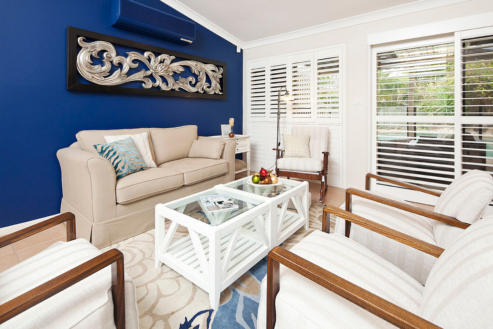 На фото: гостиная комната среднего размера в стиле шебби-шик с синими стенами с