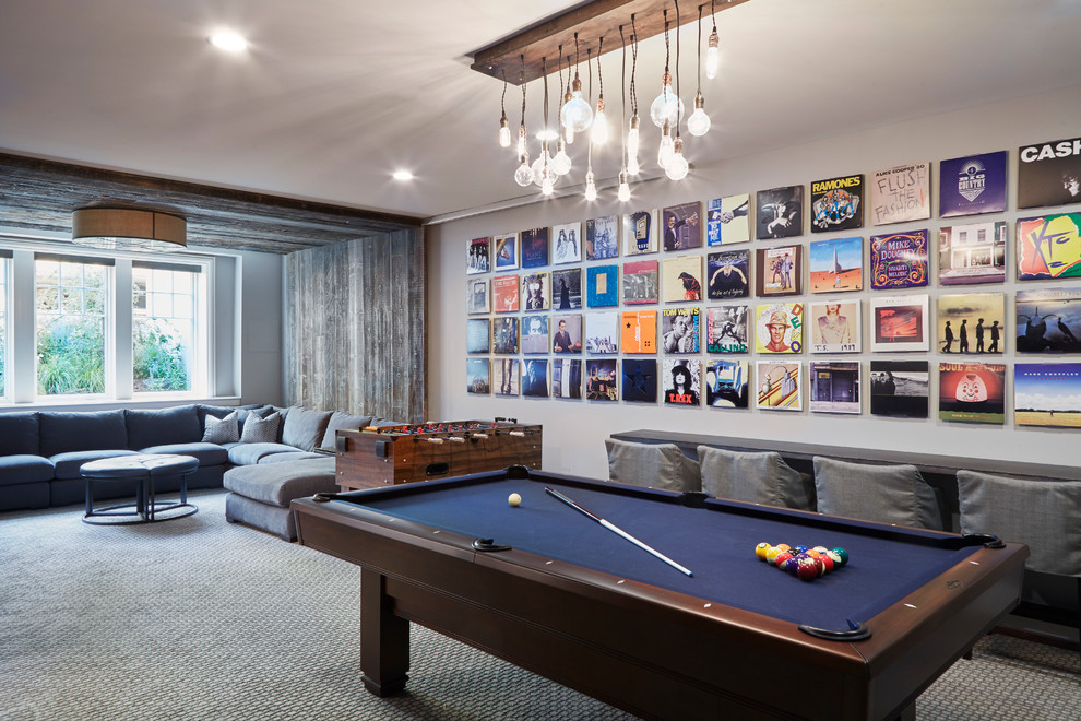 Стильный дизайн: гостиная комната в современном стиле с ковровым покрытием и ковром на полу без камина, телевизора - последний тренд