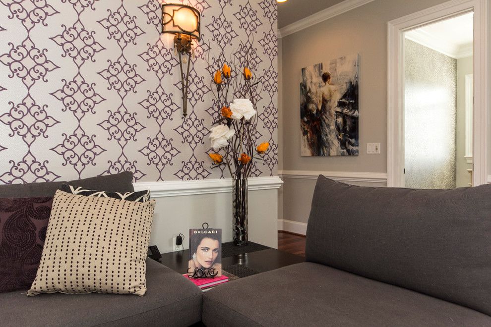 Foto di un ampio soggiorno contemporaneo aperto con pareti viola, pavimento in legno massello medio, camino classico, cornice del camino in legno e TV a parete