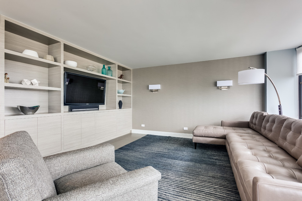 Esempio di un soggiorno moderno di medie dimensioni e chiuso con pareti beige, parquet chiaro, nessun camino, parete attrezzata, pavimento beige e tappeto
