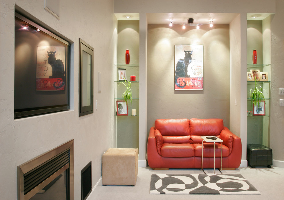 Ejemplo de sala de estar abierta moderna de tamaño medio con paredes verdes, moqueta, todas las chimeneas, marco de chimenea de metal y televisor colgado en la pared
