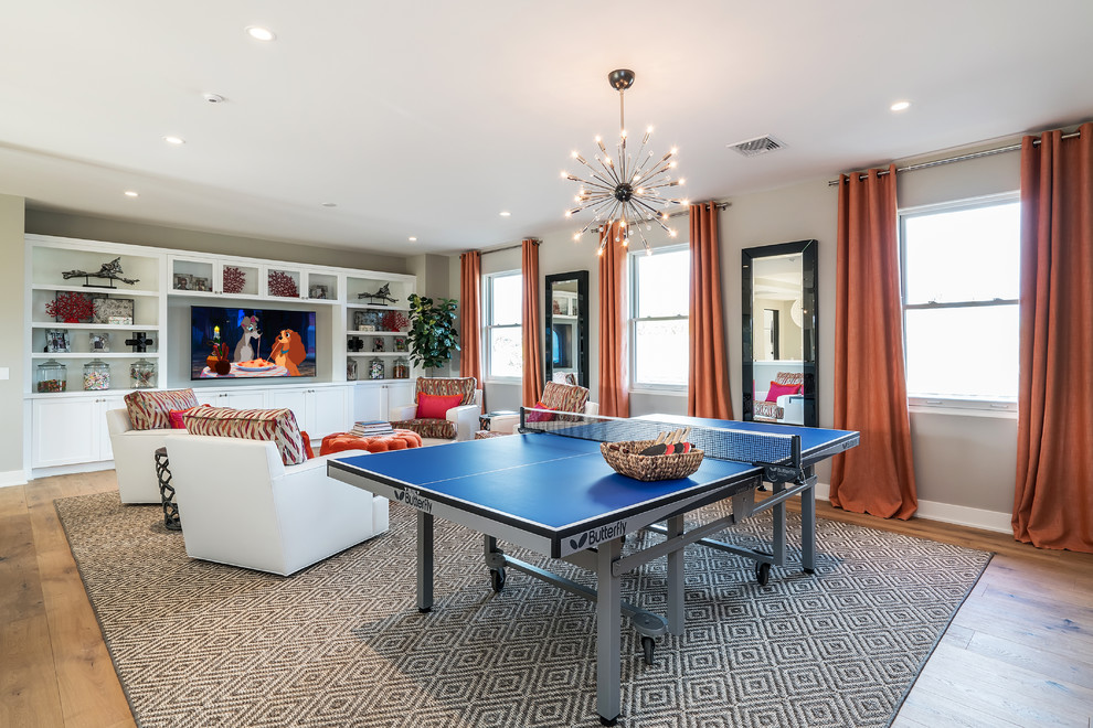 Immagine di un grande soggiorno classico con sala giochi, pareti grigie, pavimento in legno massello medio, parete attrezzata e pavimento marrone