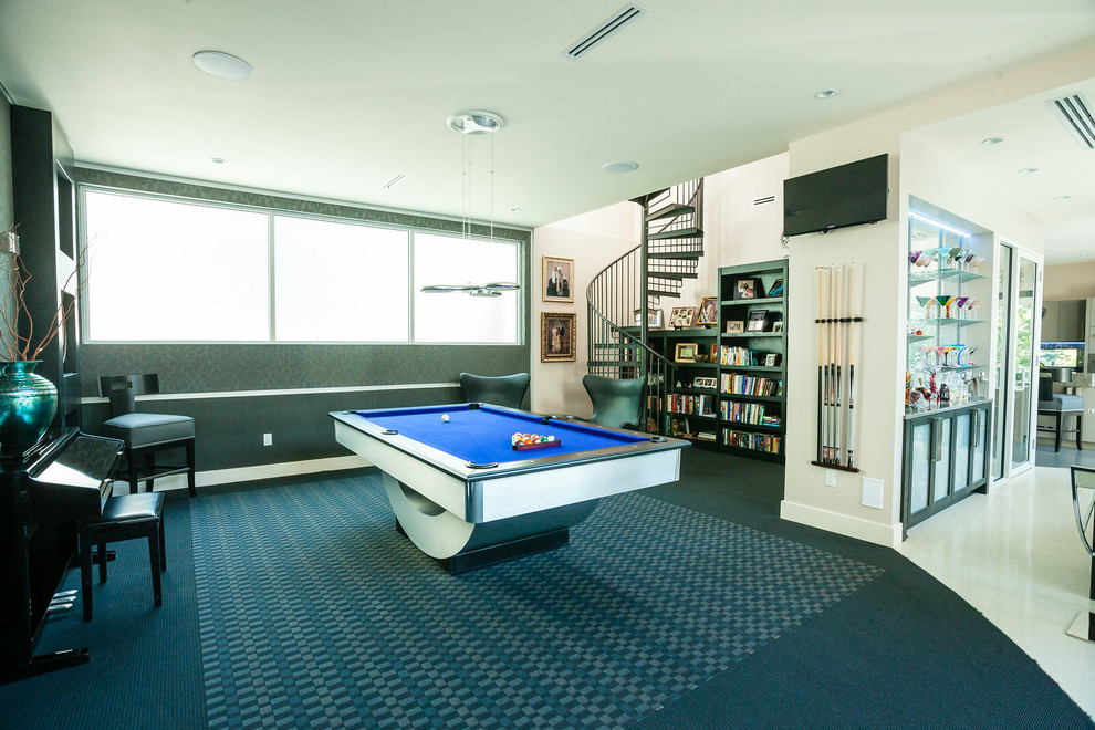 Esempio di un soggiorno moderno di medie dimensioni e aperto con sala giochi, pareti multicolore, moquette, TV a parete e nessun camino