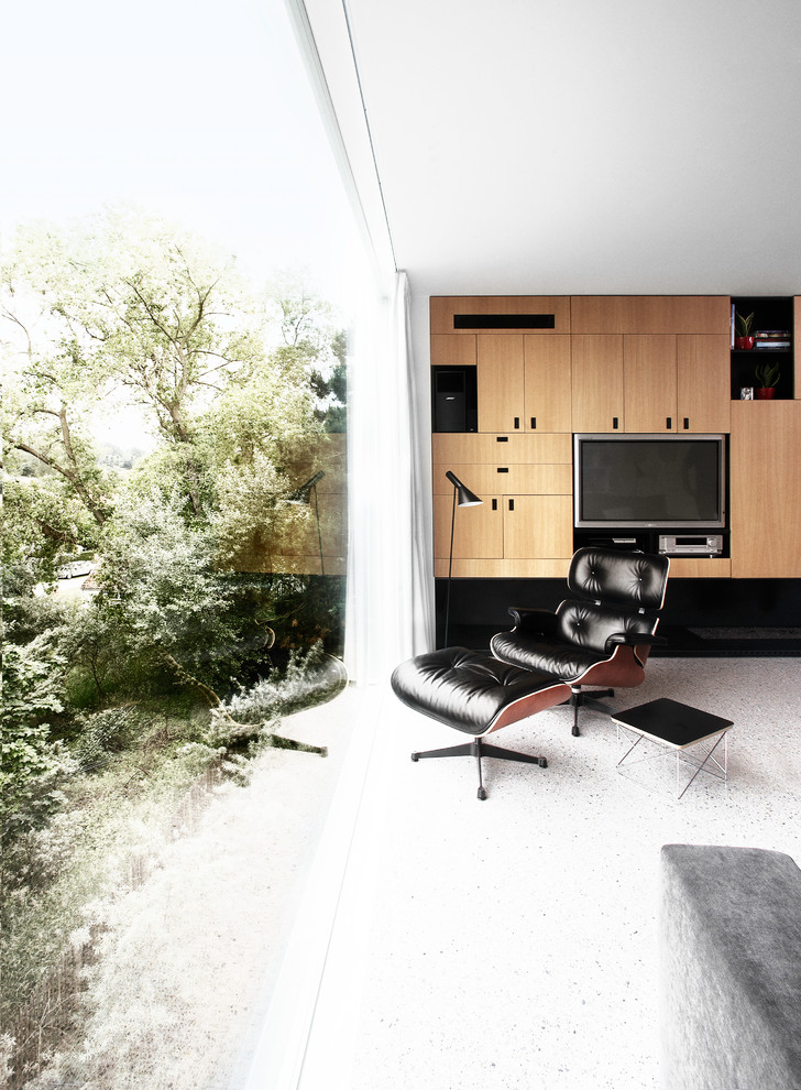 Modernes Wohnzimmer mit Multimediawand und weißem Boden in Sonstige