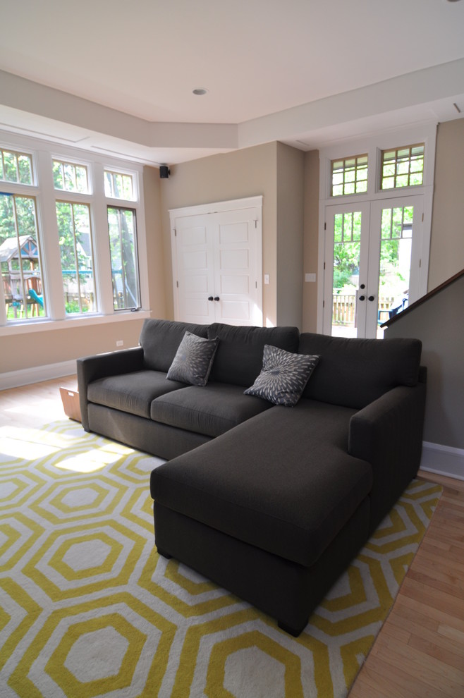 Foto di un grande soggiorno design chiuso con pareti beige, parquet chiaro, nessun camino e TV a parete