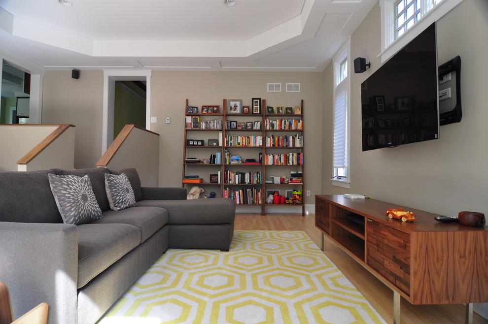 Exemple d'une grande salle de séjour tendance fermée avec un mur beige, parquet clair, aucune cheminée et un téléviseur fixé au mur.