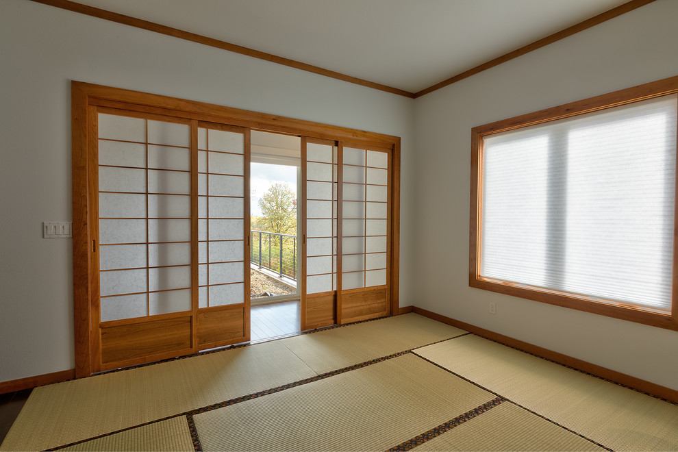 Imagen de sala de estar cerrada moderna de tamaño medio sin chimenea y televisor con paredes blancas, tatami y suelo beige