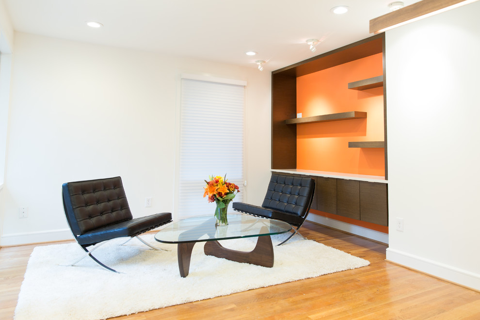 Idee per un piccolo soggiorno minimalista aperto con libreria, pareti arancioni e parquet chiaro
