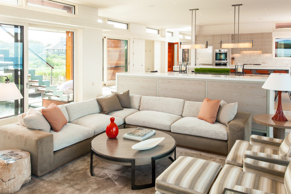 Идея дизайна: большая открытая, парадная гостиная комната в современном стиле с белыми стенами, ковровым покрытием и коричневым диваном