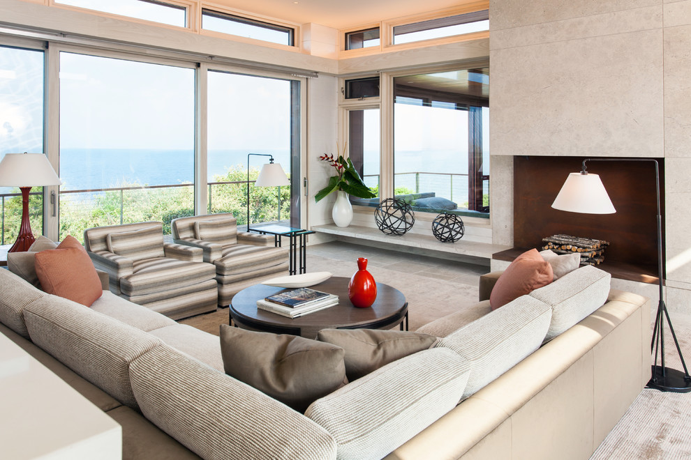 Modelo de sala de estar abierta minimalista grande con paredes beige, todas las chimeneas, marco de chimenea de baldosas y/o azulejos y moqueta