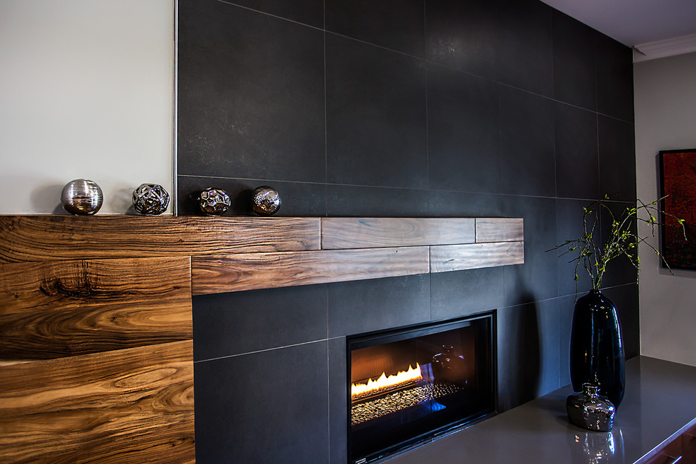 リッチモンドにあるラグジュアリーな中くらいなミッドセンチュリースタイルのおしゃれなオープンリビング (グレーの壁、無垢フローリング、標準型暖炉、タイルの暖炉まわり) の写真