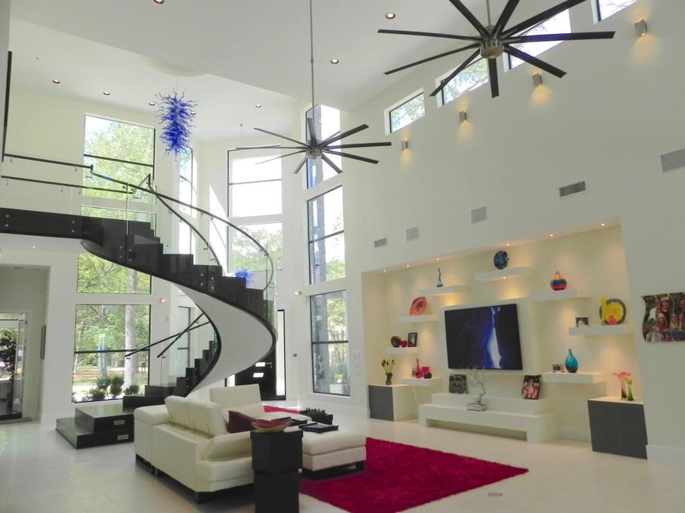 Geräumiges, Offenes Modernes Wohnzimmer mit weißer Wandfarbe und Multimediawand in Houston