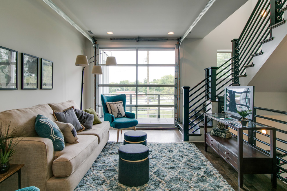 Mittelgroßes Modernes Wohnzimmer im Loft-Stil mit weißer Wandfarbe, dunklem Holzboden und freistehendem TV in Nashville