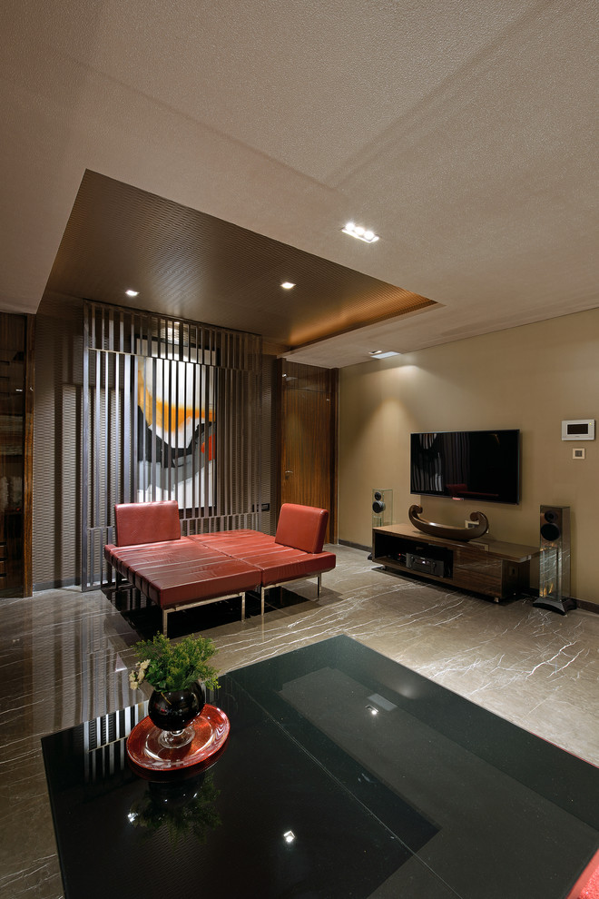 Cette image montre une salle de séjour design avec aucune cheminée, un téléviseur fixé au mur et un mur beige.