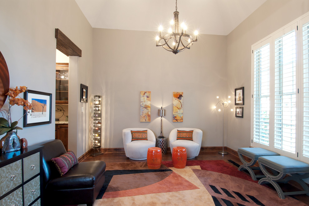 Diseño de sala de estar abierta industrial de tamaño medio sin chimenea con paredes beige y suelo de madera en tonos medios