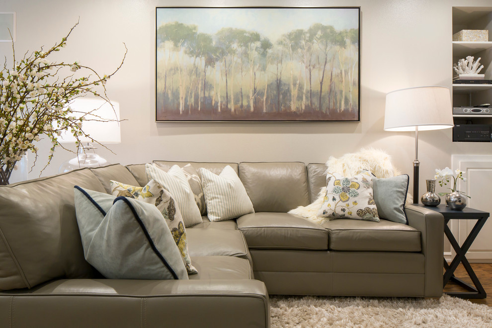 Immagine di un piccolo soggiorno minimalista chiuso con pareti grigie, pavimento in legno massello medio, camino classico e TV a parete