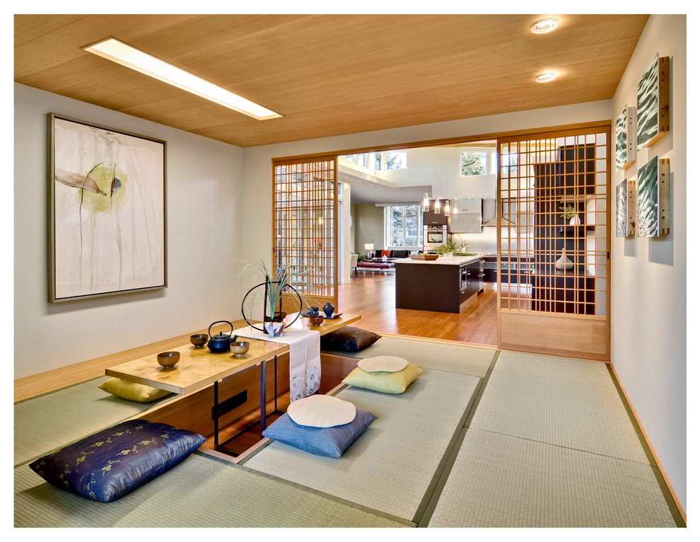 Стильный дизайн: маленькая изолированная гостиная комната в стиле модернизм с серыми стенами для на участке и в саду - последний тренд