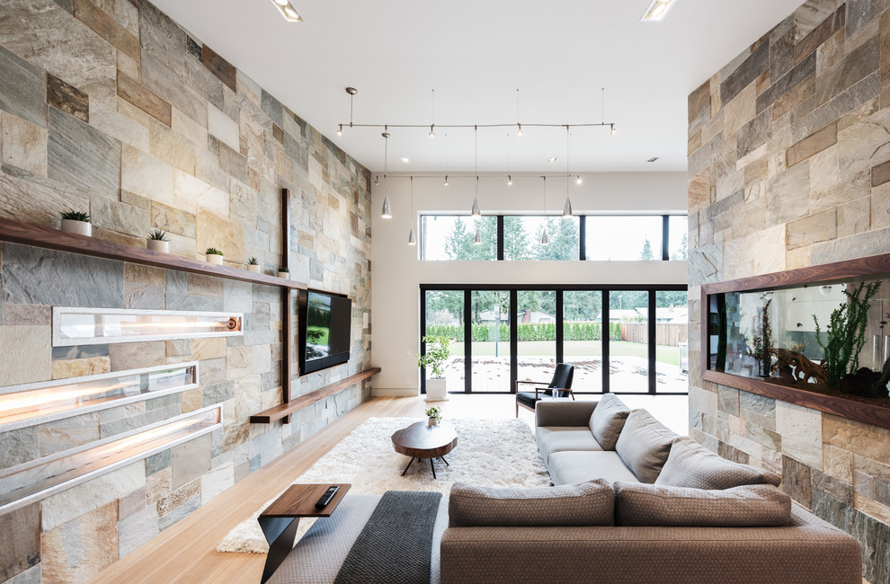 Esempio di un grande soggiorno design con pavimento in bambù, pavimento beige, camino lineare Ribbon, cornice del camino in pietra e TV a parete