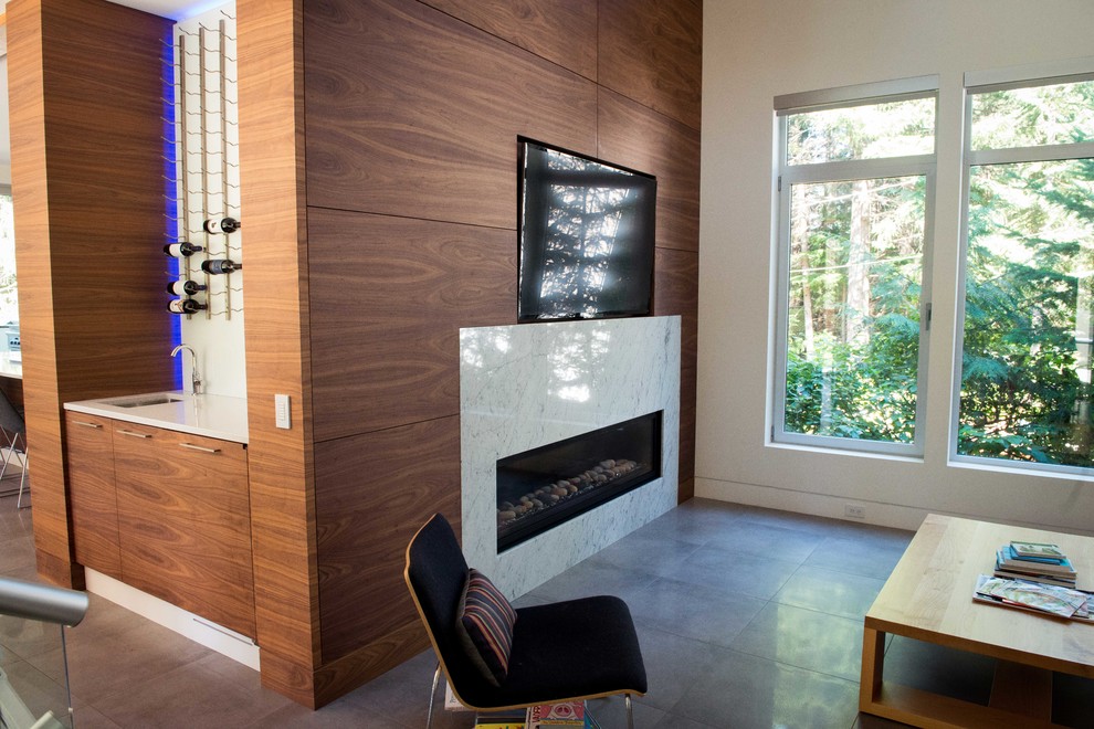 Стильный дизайн: открытая гостиная комната среднего размера в современном стиле с белыми стенами, полом из керамической плитки и стандартным камином - последний тренд