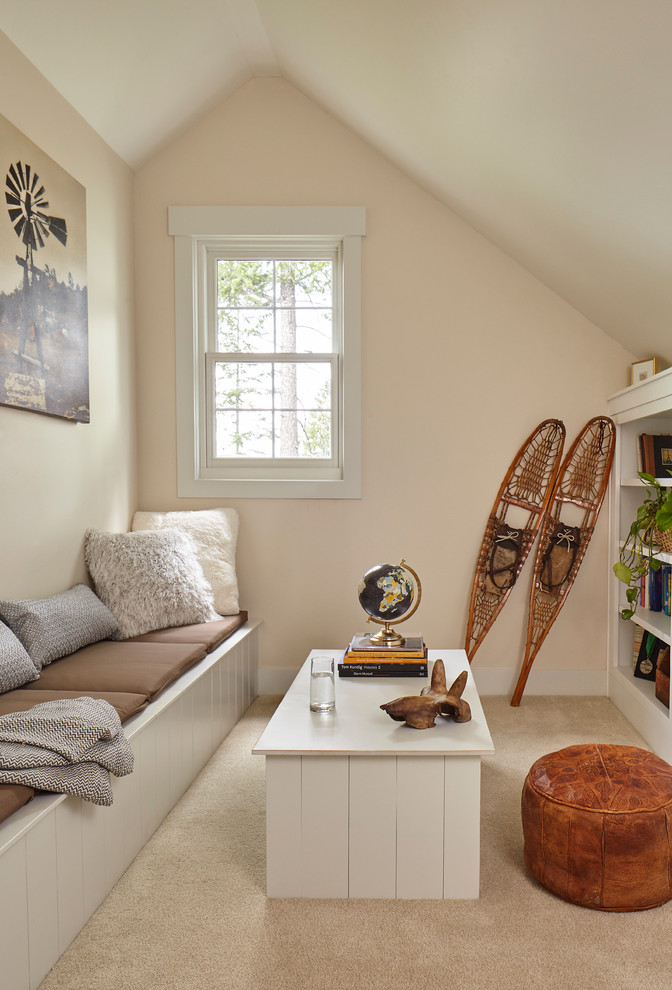 Immagine di un soggiorno stile marino di medie dimensioni con pareti beige, moquette e pavimento beige