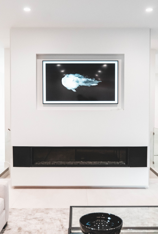 Immagine di un grande soggiorno moderno aperto con pareti bianche, pavimento con piastrelle in ceramica, TV a parete e pavimento bianco