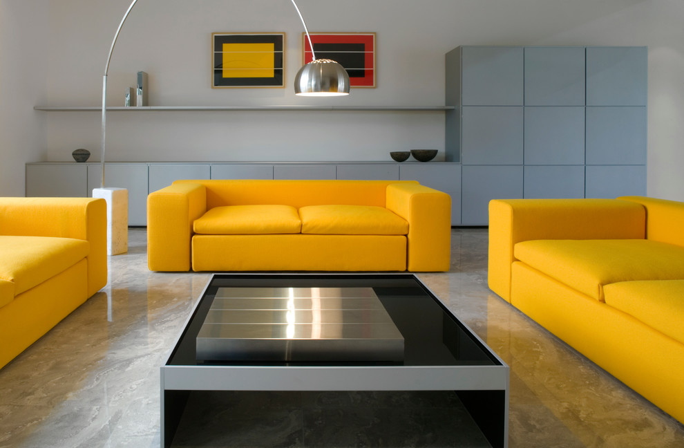 Foto de sala de estar abierta contemporánea grande con paredes blancas, suelo de cemento y suelo gris