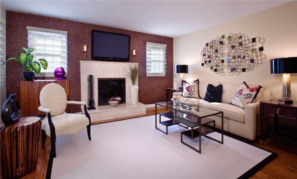 Exemple d'une salle de séjour tendance de taille moyenne et ouverte avec un mur multicolore, parquet foncé, une cheminée standard, un manteau de cheminée en carrelage, un téléviseur fixé au mur et un sol marron.