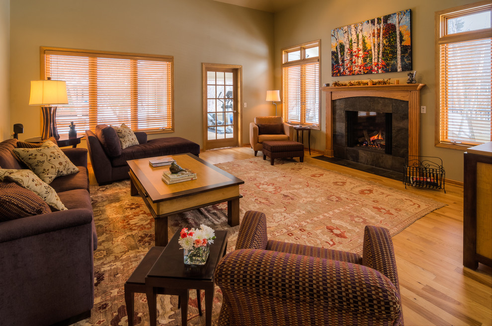 Großes, Fernseherloses, Offenes Klassisches Wohnzimmer mit beiger Wandfarbe, hellem Holzboden, Kamin und gefliester Kaminumrandung in Minneapolis