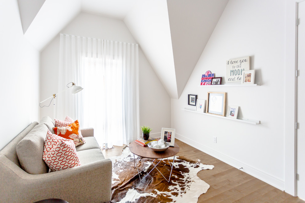 Ispirazione per un piccolo soggiorno minimal chiuso con pareti bianche, pavimento in legno massello medio, nessun camino, nessuna TV e pavimento marrone