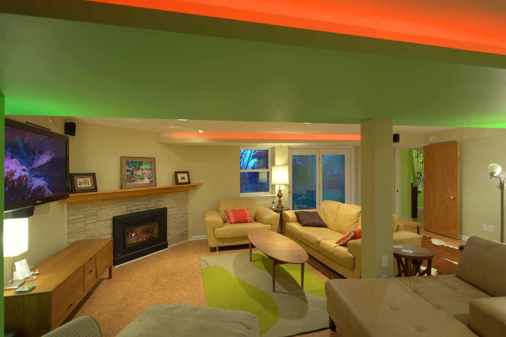 Пример оригинального дизайна: большая открытая гостиная комната в стиле модернизм с бежевыми стенами, пробковым полом, угловым камином, фасадом камина из камня и телевизором на стене