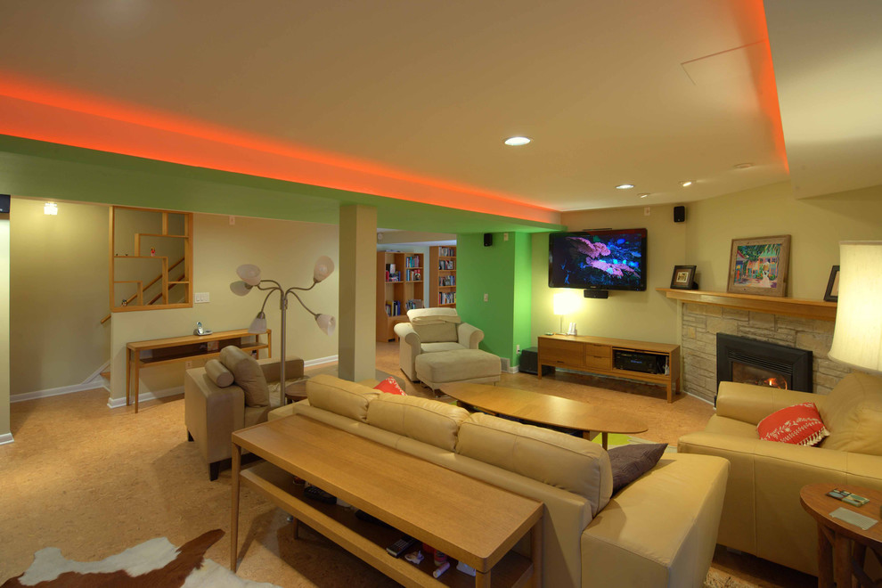 На фото: большая открытая гостиная комната в стиле модернизм с бежевыми стенами, пробковым полом, угловым камином, фасадом камина из камня и телевизором на стене