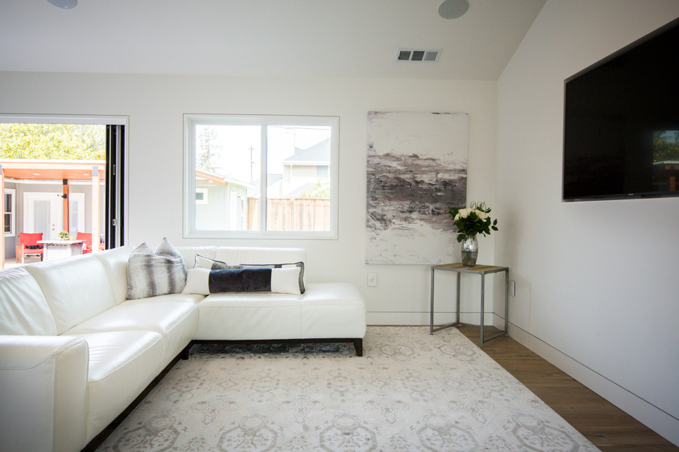 Пример оригинального дизайна: открытая гостиная комната среднего размера в стиле модернизм с белыми стенами, светлым паркетным полом, коричневым полом и телевизором на стене без камина