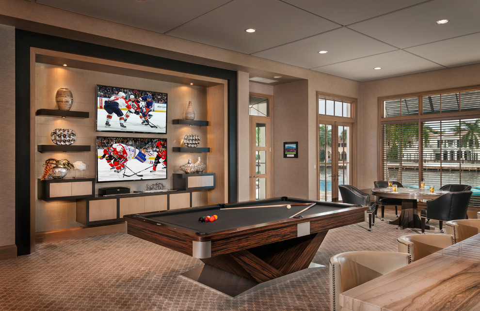 Diseño de sala de juegos en casa abierta moderna grande sin chimenea con paredes marrones, moqueta, televisor colgado en la pared y suelo beige